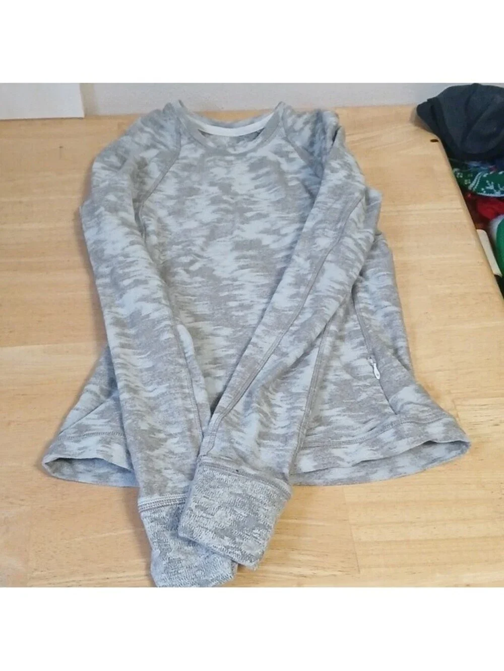 lululemon athletica Womens XS Gray Camo Long Sleeve Crew Neck Raglan Top